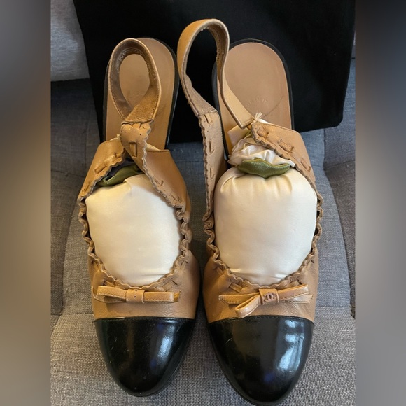 Chanel CC logo bow cap-toe slingback heels in beige and black leather 6.5 - Picture 4 of 16